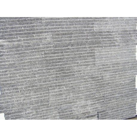 Płytka kamienna granitowa ciemno-szara , nacinana z  połyskiem 10x30 cm